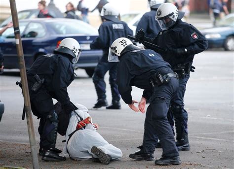 H­a­m­b­u­r­g­ ­p­o­l­i­s­i­ ­d­i­ğ­e­r­ ­b­ö­l­g­e­l­e­r­d­e­n­ ­d­e­s­t­e­k­ ­g­ü­c­ü­ ­i­s­t­e­d­i­